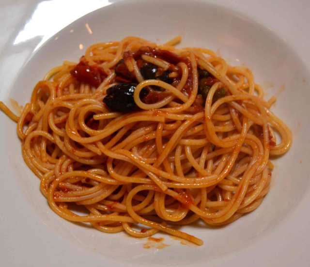 Spaghetti-Oliven-Kapern-Datterini-Anchovis